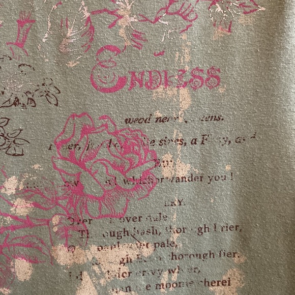 Cute graphic print short sleeve tee in size L - Picture 2 of 6